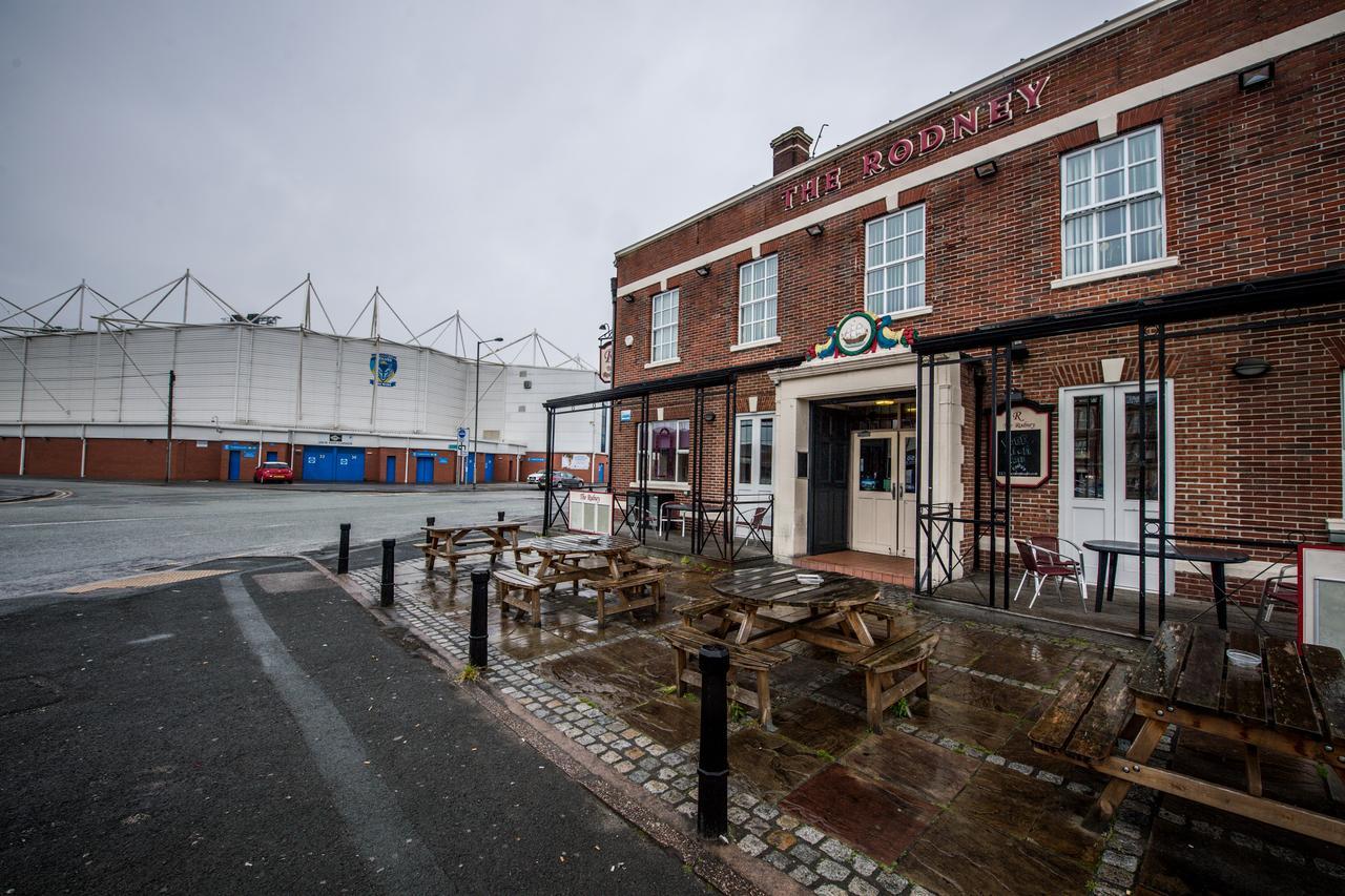 The Rodney Hotel Warrington Buitenkant foto