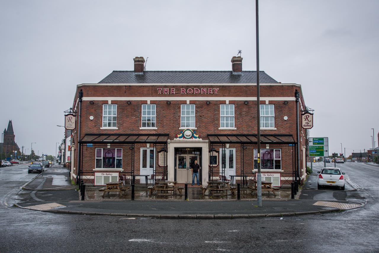 The Rodney Hotel Warrington Buitenkant foto